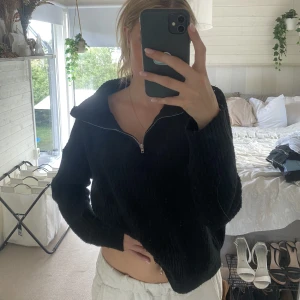 Svart stickad zip tröja - Använd 2/3 ggr 