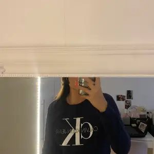 Marinblå sweatshirt från Calvin Klein. Använd i använt skick. Storlek S. 