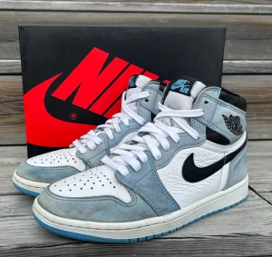 Jordan 1 High University Blue - Storlek: 42 Skick 7,5/10 Bud mottas