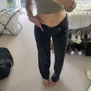 Grå jeans - Svart/gråa jeans från the rocken rev men köpta på boohoo, inte i använt skick. Kan även passa en 38. Säljer pga har 2 likanade