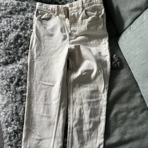 Beig/vita högmidjade jeans - Jeansen är storlek 40 och använda några enstaka gånger. Jeansen var köpte så inte klippta av mig! 