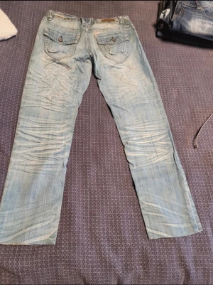 Lågmidjade jeans - SUPER snygg och coola jeans. Med coola detaljer. Köpta second hand. Finns defekter men inga större. Se bild tre. Hör av er om ni har frågor❤️