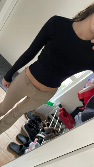 Svart långärmad topp - Har redan väldigt många svarta långärmade så jag säljer den här. Har bara använts ett par gånger.