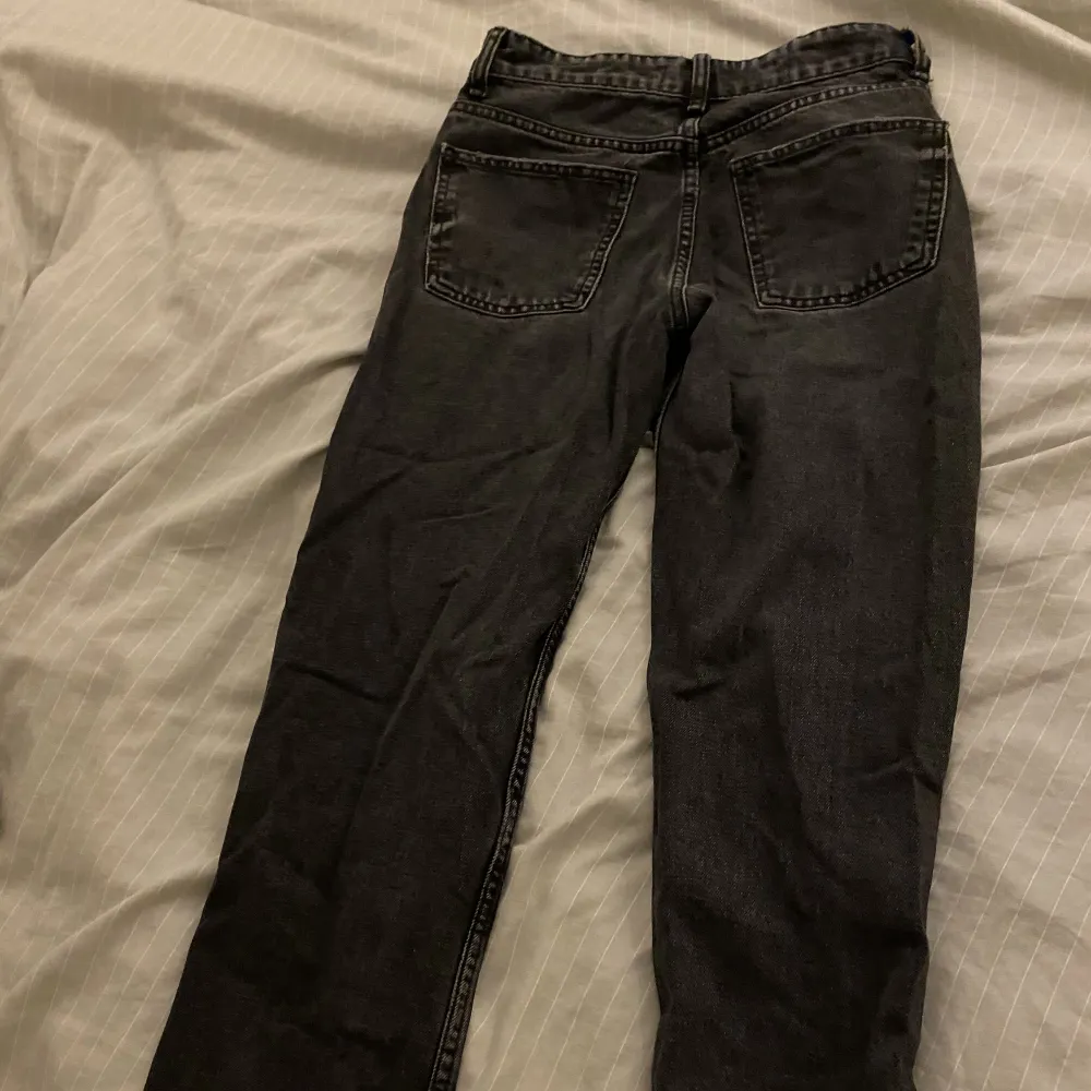 Säljer nu dessa jeansen från zara då de blivit för små. Det är svarta/mörkgrå i storlek 34 och är mid waist.. Jeans & Byxor.