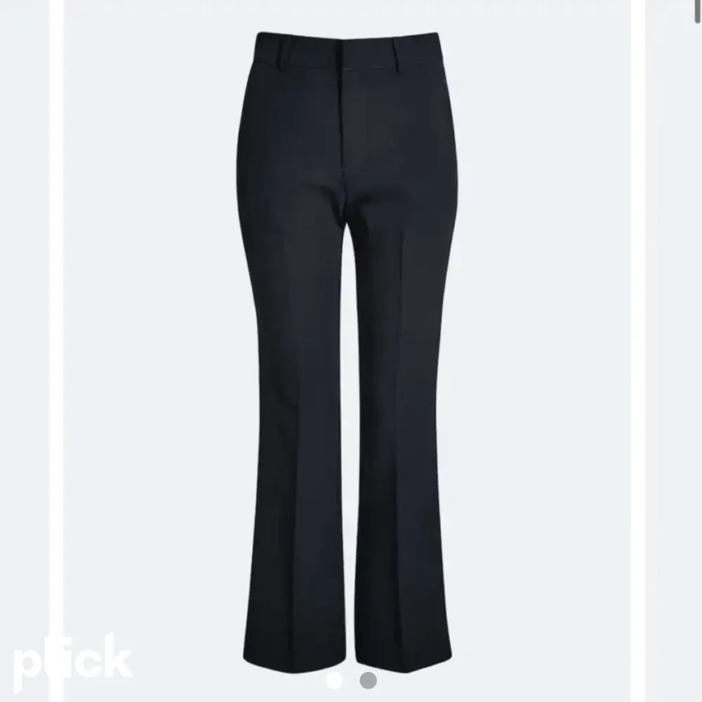 Svarta kostymbyxor, säljer då jag ej får användning av dom längre🥰har tidigare varit favoriter då dom sitter så bra . Jeans & Byxor.