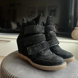 Sneakers m kilklack  - Sneakers m kilklack i strl 40. Fint skick!