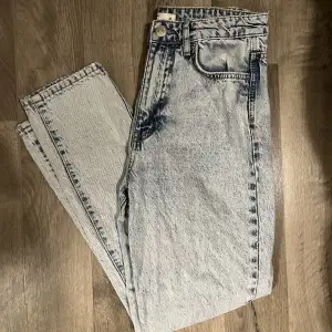 Dessa jeans från Gina Tricot är sparsamt använda. De sitter väldigt bra och är normala i storlek.