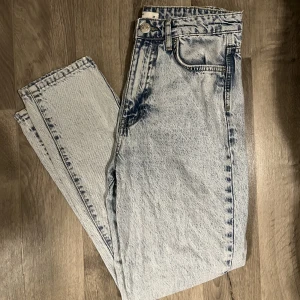 Jeans Gina Tricot  - Dessa jeans från Gina Tricot är sparsamt använda. De sitter väldigt bra och är normala i storlek.