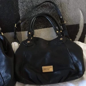 Marc jacobs väska! - Drööööm😍😍denna marc jacobs väska🥰 Måtten är 31x29x10. KAN SÄLJA DIREKT FÖR 1700! 