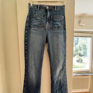 Säljer dessa jeans med snygg fickor framtill och slits längst ner. De är i storlek 38 men är ganska små, därav säljer jag dem. Köparen står för frakt💙💙
