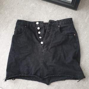 Svart jeans kjol från stradivarius, köpt i London. Storlek 36