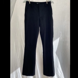 Randiga kostymbyxor - Randiga kostymbyxor i bootcut modell från bikbok.  Nypris 500kr