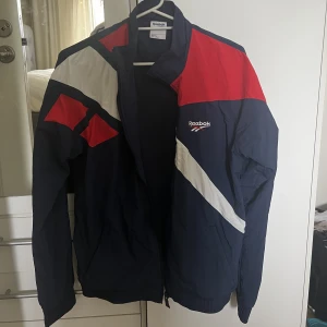 Reebok Jacka  - Storlek SMALL man size så den passar även en medium. 