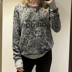 Adidas sweatshirt  - Måttligt använd. 