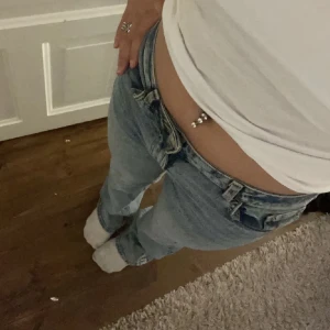 Lågmidjade. Jeans - Säljer ett par exakt lika jeans som jag sålde förut, därför likadana bilder 💕 ett par sprillans nya blåa jeans i nyskick men kan inte skicka tillbaka då lappen är borta💕 pris kan diskuteras 