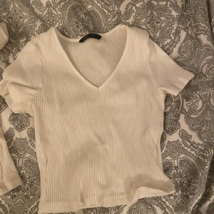 Tshirt  - Fin tröja som är för liten på mig. Den är från shein och använd 4 gånger. Fint skick. 
