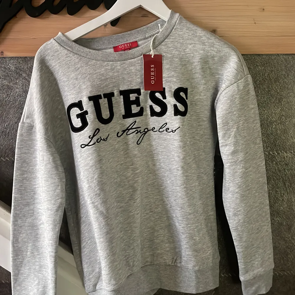 Säljer denna helt nya guess tröja! 💗 original pris 900 säljer för 250 💗. Hoodies.
