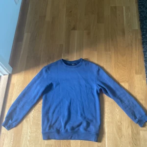 Blå tjocktröja - Det är relaxed fit och storlek XS, men passar också de som brukar ha S. Den är som ny och använd få gånger eftersom att den blev för liten.