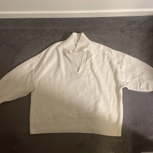Stickad tröja  - Vit stickad tröja i bra skick🤍tröjan är skön och sticks inte!!