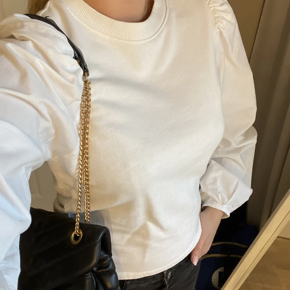 Topp/blus från Gina tricot. Fint skick och köparen står för frakt 💕. Toppar.