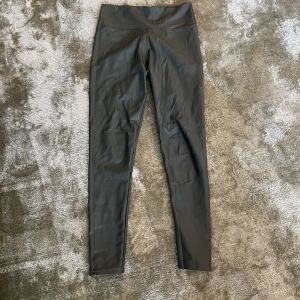 Gröna skinnleggins - Fodrade mörkgröna leggings. Använd ett fåtal gånger.. ny skick.