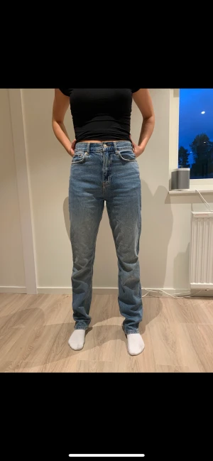 Blåa jeans  - Blåa högmidjade jeans från gina tricot. Längd insida ben ca 84cm  I storlek 34 och jag är 172cm