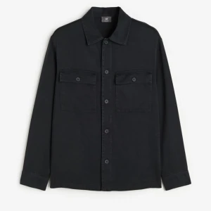 Svart overshirt - Svart overshirt som är helt oanvänd, väldigt trendig nu till hösten och passar perfekt, även väldigt bra passform