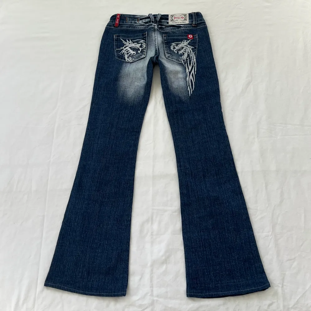 Lågmidjade vintage jeans från young age i storlek 36, midjemått: 80cm innerbenslängd: 78cm 🍒. Jeans & Byxor.