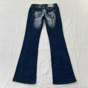 Lågmidjade vintage jeans från young age i storlek 36, midjemått: 80cm innerbenslängd: 78cm 🍒