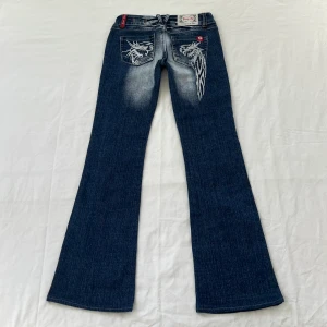 Young age jeans - Lågmidjade vintage jeans från young age i storlek 36, midjemått: 80cm innerbenslängd: 78cm 🍒