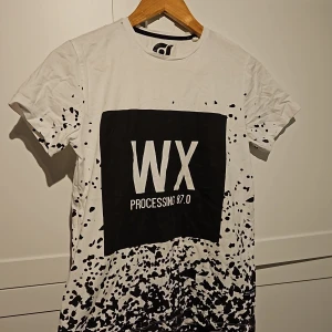 Vit H&M barn stl. 158/164 - En vit barn t-shirt från H&M i storlek 158/164. Ett litet hål vid halsen men annars i bra skick.