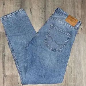 Säljer dessa Jack & Jones jeans, helt oanvända, pris kan diskuteras! Modellen heter ”Loose/Chris” nypris: 599