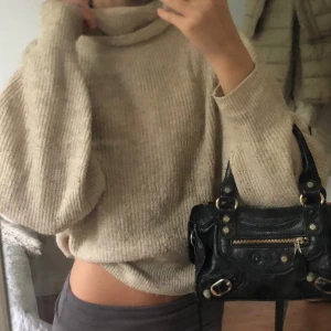 Stickad tröja  - Jätte fin stickad tröja som har perfekt passform💕