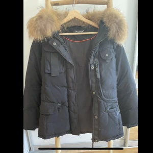 Hollies vinterjacka  - Säljer min Hollies vinterjacka som är i väldigt bra skick, enbart används i ett år. Nypris: 3500kr 