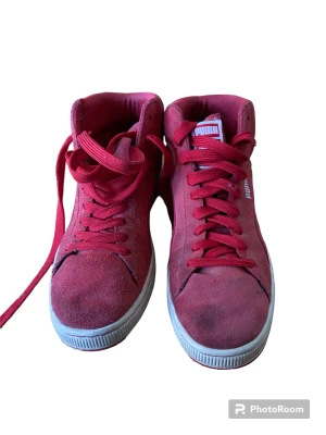 Röda Puma skor - Skick: 5/10 Strl: 44