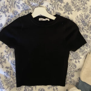 T-shirt  - Säljer min fina croppade topp ifrån zara då den aldrig kommit till användning💗