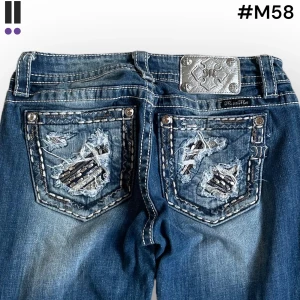 M58 lågmidjade bootcut missme jeans  - MissMe jeans i model Boot 💜 Tag 27W 💜Midja (rakt över) 37cm 💜 Innerben 82cm 💜 Ytterben 108cm 💜 Benöppning 22cm 💜 Ripped på framsida 💜Våra mått blir W=29 och L=32 💜 Men jämför alltid måtten med dina bästa jeans💜M58