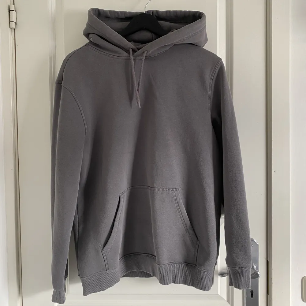 Svin snygg grå hoodie från killavdelningen på H&M, bra skick⚡️. Hoodies.