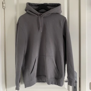 grå hoodie  - Svin snygg grå hoodie från killavdelningen på H&M, bra skick⚡️