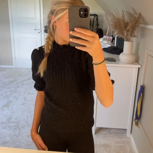 svart glittrig stickad tröja  - Säjer denna jättefina svarta glittriga tröja från Lindex för att den aldrig kommer till användning! Aldrig använd 💘💘