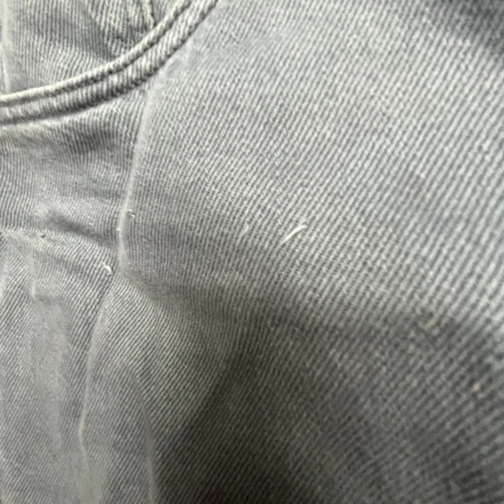 Gråa jeans från ASOS. Dom är lite mörkare i verkligheten. Helt okej skick, lite skadat material som ni ser på bild 2. Tecken på användning finns. Frågor i pm! Tveka inte med frågor! . Jeans & Byxor.