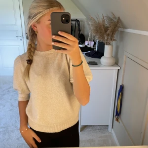 Beige stickad tröja  - Säljer denna jättefina sköna stickade tröja för att jag aldrig använder den, använd 1 gång 💗
