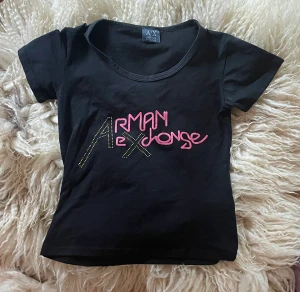 Mini-T Armani Exchange - Väl använd och nopprig men den har fortfarande en vibe! 💫💕