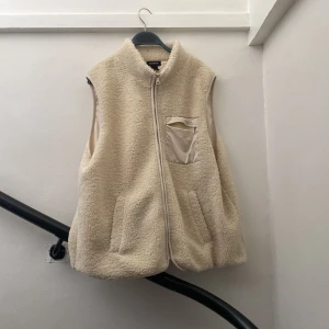 Fluffig väst - Snygg väst! Inga defekter!