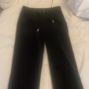 Juicy Byxor 800kr - Byxorna är köpta för ungefär 5 månader sedan men bara varit använda några få gånger, storlek xxs men passar som xs
