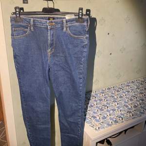 Snygga blåa jeans från Lee i modellen Scarlett i storlek 31/31. Sparsamt använda sitter snyggt på! En lite mörkare blåfärg
