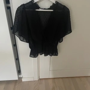 Zara blus - Säljer min fina zara blus, använd en gång så är i bra sick, köpte för 350 kr 