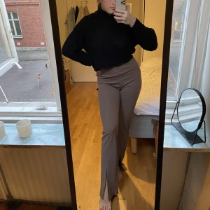 Bruna slits byxor  - Helt oanvända byxor köpte från BERSHKA i Spanien🤍 lång modell med slits.  Säljer även de stickade tröjorna på bilderna för 50kr/st 