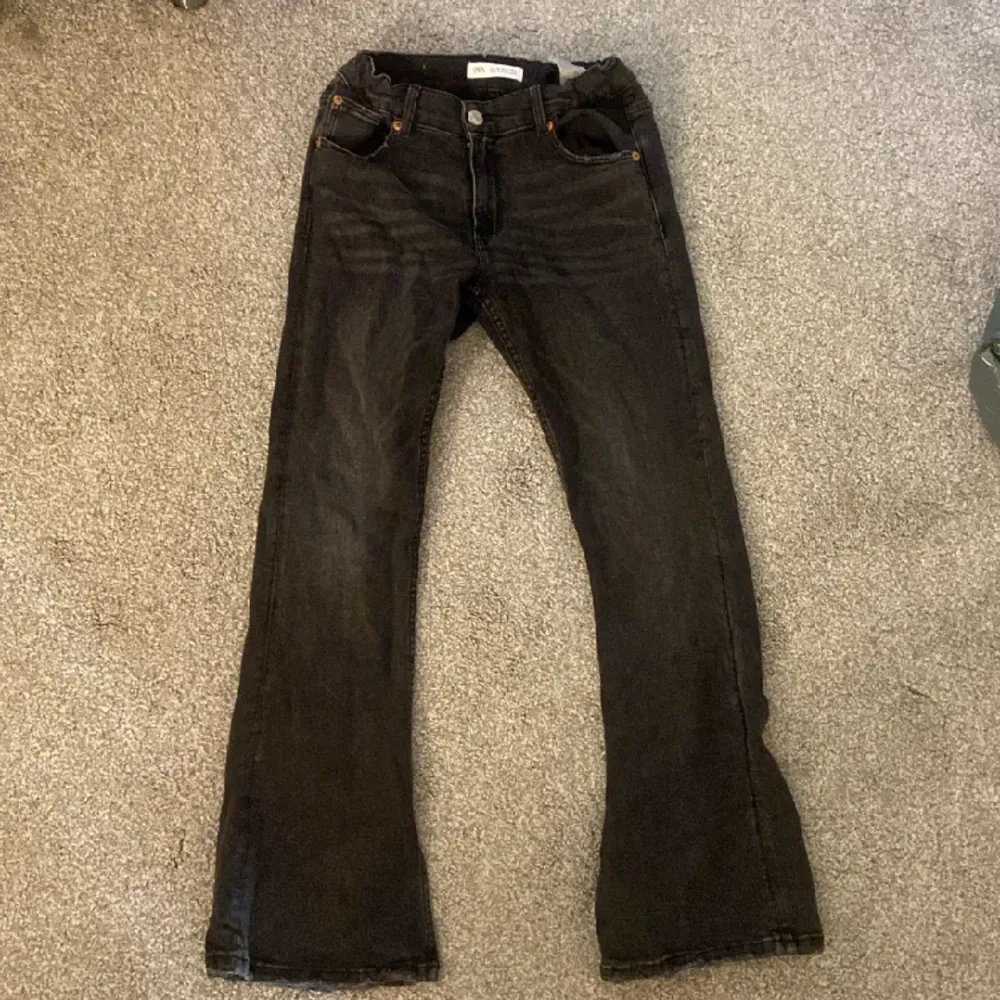 Säljer dessa zara jeans för att de är för små 💞 DM vid frågor!. Jeans & Byxor.