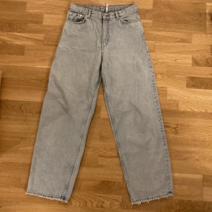 Weekday rail jeans - Rail jeans från weekday i storlek 29/32. De är lite längst ner, och har ett hål och mindre fläckar (bild 3)